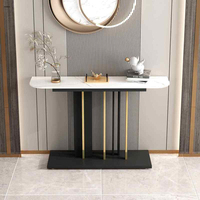 Meuble de couloir moderne et élégant, table console à base de traîneau en métal noir, plateau en marbre, style hôtel, salon, entrée, hall d'entrée