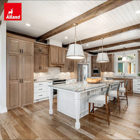 Armoires en chêne Shaker bicolores teintées et peintes, style ferme moderne, sur mesure Alland pour projets de villas avec îlot en pierre