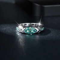 Vente en gros directe d'usine OEM ODM personnalisable, bague en argent sterling S925 avec moissanite de quatre carats sertie à quatre griffes, or 18 carats