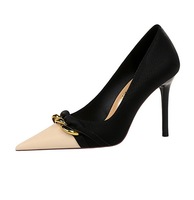 9283-2 Chaussures à talons hauts de haute qualité pour femmes, escarpins à bout pointu avec chaîne métallique et blocs de couleur, à décolleté peu profond