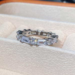 Anello da Donna F1373 con Zirconia Cubica Sintetica, Montatura Rotonda a Pavé, Anello alla Moda - Product Image 3