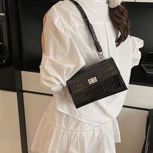 Mini bolso de cadena cuadrado estructurado texturizado con correa ajustable - Product Image 6