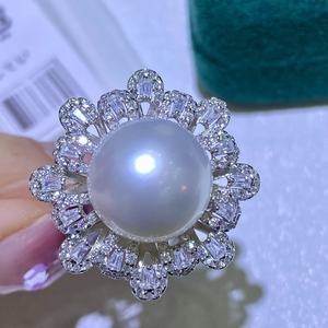 Anneaux en perles naturelles de 12-13 mm de Zhuji Wholesale, finition glacée froide, lisses et délicates, incrustés de zircon S925, taille ajustable - Product Image 1