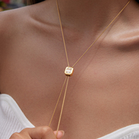 Collana Regolabile con Ciondolo Quadrato in Acciaio Inossidabile Placcato Oro 18K e Strass Bianchi, Design Originale J&D