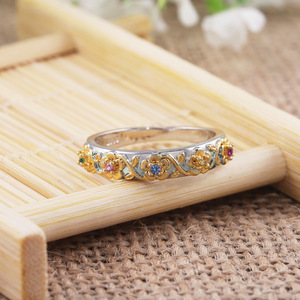 Anello a Cinque Fiori per Donne, Minimalista Bicolore con Accento in Cristallo, Regolabile, Gioiello alla Moda per Dito Indice - Product Image 1