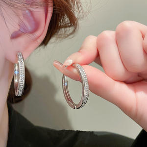 Tiffany & Co. Boucles d'oreilles créoles en argent 925 plaqué rhodium avec cristaux sertis, classiques pour femme, à porter au quotidien - Product Image 3