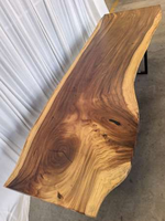 Table de salle à manger en bois massif de style moderne avec bord naturel et résine époxy