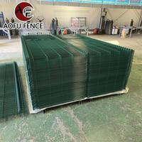 La clôture incurvée 3D galvanisée utilisée à l'extérieur lambrisse la couleur verte de cintrage de barrière de grillage verte enduite par poudre pour des jardins