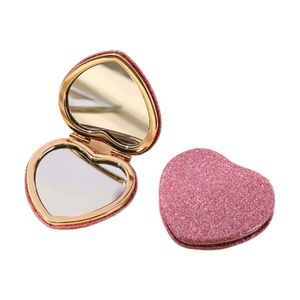 Espejo de Maquillaje Portátil de Mano, Mini Espejo de Bolsillo Plegable de Doble Cara con Forma de Corazón Plateado - Product Image 1