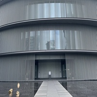 Volet pare-soleil en aluminium extrudé profilé, lame architecturale motorisée pour façade de bâtiment commercial