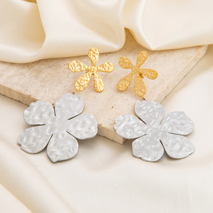 แฟชั่นต่างหูสแตนเลสสตีลทูโทนชุบทองดอกไม้ใบหยดน้ำดีไซน์เครื่องประดับปาร์ตี้ EH11281 - Product Image 2