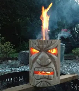 Bbq Grill Gesneden Flaming Tiki Hoofd Log Fakkels