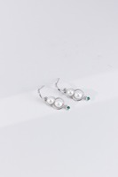 Double prospérité et double bonheur : Boucles d'oreilles en perles d'eau douce naturelles Aurora avec deux pétales de lotus.