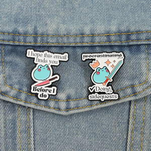 Pin de Esmalte con Frase de Videojuego, Rana Linda con Espada, Insignia de Solapa, No Dejar De Hacer las Misiones Secundarias - Product Image 1