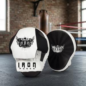แผ่นซ้อมมวย Iron Punch IP-905 พร้อมนวมชกมวยคุณภาพพรีเมียม หนังแท้/หนังสังเคราะห์ ปิดแบบตีนตุ๊กแก สายรัดข้อมือปรับได้ ระบายอากาศได้ดี - Product Image 2