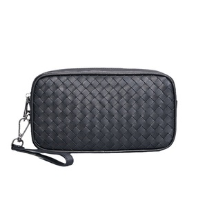 Bolso de mano para hombre de cuero genuino tejido negro - Piel de vaca de primera capa, perfecto para la oficina o citas nocturnas con correa - Product Image 1