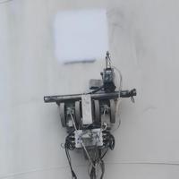 Robot mural antidéflagrant multifonction pour le sablage, la pulvérisation et le nettoyage des réservoirs en acier