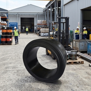 <span class=keywords><strong>ยาง</strong></span>อุตสาหกรรมแบบตันขนาด 18x7x12 1/8 สำหรับ<span class=keywords><strong>รถ</strong></span>ลากจูงสนามบินและ<span class=keywords><strong>รถ</strong></span>ขนส่งสินค้า - Product Image 6