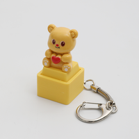 2026 MG KC-168 Porte-clés anti-stress 2-en-1 avec figurine amovible, motif ours de dessin animé, utilisable comme capuchon de clavier artisanal personnalisé et outil anti-anxiété