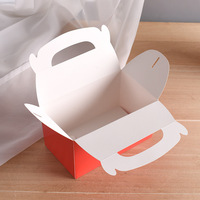Mini boîte-cadeau en papier de carton blanc avec logo personnalisé boîte d'emballage cadeau de valise en papier monocolore de petite taille carrée avec poignée