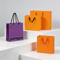 Sac fourre-tout en papier imprimé sur mesure avec poignées en corde pour boutique de vêtements de mode, emballage cadeau, vente en gros, haute qualité