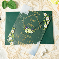 Kit d'invitation de mariage élégant personnalisé avec support en velours vert foncé et carte d'insertion en acrylique doré UV pour la carte « Save the Date »