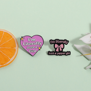 Cartoon Pink Bow Heart Emaille Pins Ich bin buchstäblich nur ein Mädchen Broschen Rucksack Revers Abzeichen Zubehör Geschenk für Freund Großhandel - Product Image 1