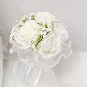 Bouquet da sposa artificiale con rose bianche, gypsophila, pizzo e nastro con nappe per matrimonio e fidanzamento - Product Image 6