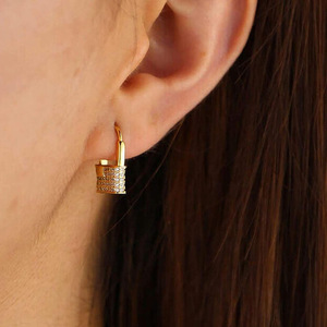 Orecchini eleganti a forma di lucchetto per donna, orecchini minimalisti di tendenza, gioielli da indossare tutti i giorni, vendita all'ingrosso - Product Image 3