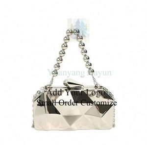 Bolso de Mano Metálico de Lujo Impresionante, Bolso de Hombro Dorado, Bolso de Noche Hecho a Mano para Mujer - Product Image 1