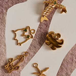 Colgante de Animales Marinos de Zirconia Chapado en Oro de Lujo, Bonito Colgante de Acero Inoxidable con Forma de Búho, Estrella de Mar, Gecko y Langosta para Mi Hijo - Product Image 1