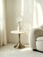 Table d'appoint artisanale en onyx blanc et agate, bord naturel irrégulier, pierre translucide, base métallique pour hôtel, villa, salon