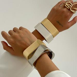 Brazalete Grande Chapado en Oro con Diseño Geométrico Irregular de Moda 2025 para Mujer - Product Image 2