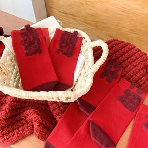 جوارب الخريف الحمراء الاحتفالية للرجال والنساء، جوارب مريحة ثلاثية الأبعاد من البوليستر لتعزيز الثروة - Product Image 2