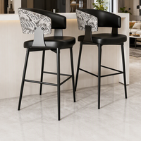 Tabouret de bar à dossier haut avec pédale, structure métallique, design moderne et épuré, style luxe discret pour usage domestique et commercial