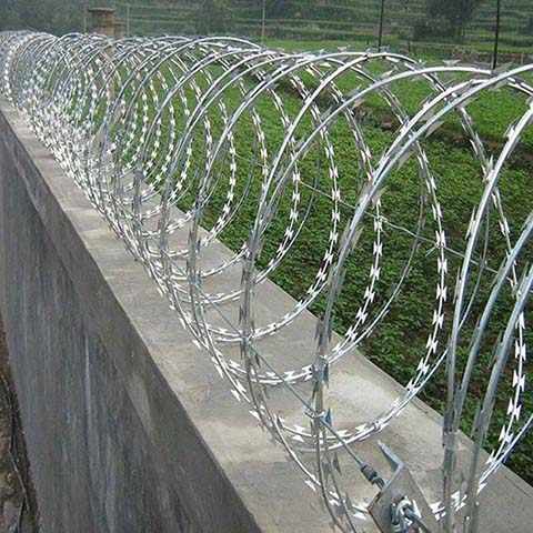 Anti-rust Hot Dipped Galvanized Razor Barbed Wire Concertina Wire BTO22 10 - 99 Rolls