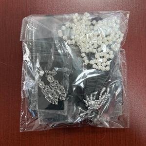 Ensemble d'accessoires de cosplay vintage années 20 : Bandeau, coiffe, gants longs en satin, écharpe à plumes, collier et boucles d'oreilles - Product Image 3