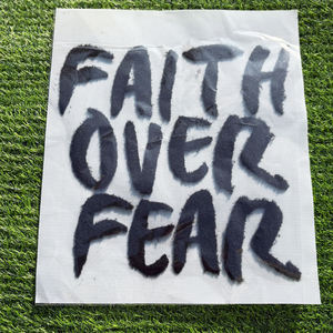 カスタム刺繍アイロン接着ロゴパッチ 熱転写 ホワイト レッド フェイスオーバーフィア ふわふわパッチ 衣類用 - Product Image 1