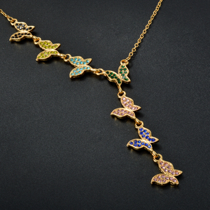 Collier pendentif papillon en cristal de strass pour femmes en laiton en gros plaqué or 18 carats Bijoux superposés - Product Image 2