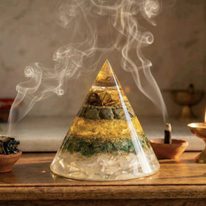 Pirámide de Ágata Mirani de Lujo con Piedras Preciosas Doradas, Citrino, Ojo de Tigre y Pirita - Decoración Ecológica para el Hogar y Regalo - Product Image 1