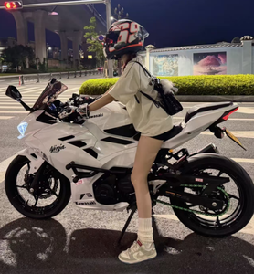 Motocyclette de course Kawasaki Ninja d'occasion, moto double cylindre 250cc à essence, moto de rue - Product Image 1