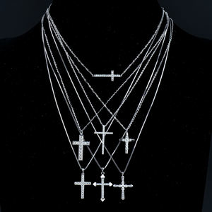 Colgante de Plata 925 con Baño de Oro Blanco de 18K, Certificado GRA VVS1, con Deseos de Bendición, Crucifijo, Diamantes de Alta Calidad y Moissanita - Product Image 3