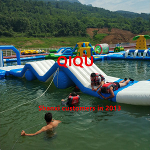 QIQU Parque Acuático Inflable de PVC de 0.55mm con Tobogán de Obstáculos Personalizado para Carnaval de Verano, Auditado por Fábrica - Product Image 2