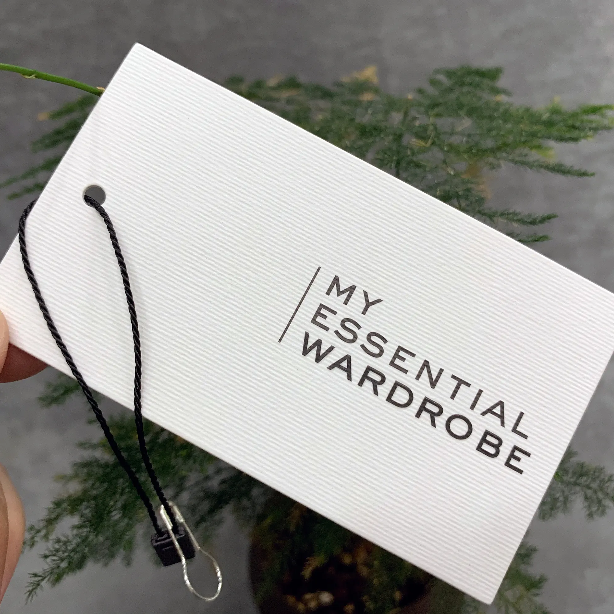 High-end clothing tags with customized logos, special paper hot stamping technology, luxury hanging tags with ropes and pins