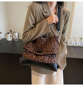 Sac à bandoulière tendance à motif léopard et patchwork de cuir - Product Image 4