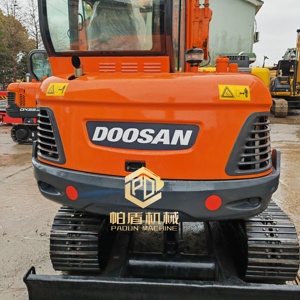 Excavatrice sur chenilles Doosan DX55-9C d'occasion, 5,5 tonnes, mini-excavatrice hydraulique d'origine coréenne, faible nombre d'heures de fonctionnement, en stock. - Product Image 3