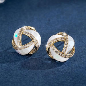 Orecchini a Perno E4858 in Oro con Perle Finte Bianche, Design Geometrico, Incastonatura a Canale, Gioielli di Lusso per Donna - Product Image 3