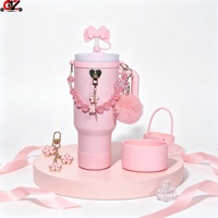 CZFIT Série de pendentifs mignons de dessins animés pour accessoires de gobelets, comprenant cordon de fixation, anneau en silicone, étui à rouge à lèvres, bouchon anti-poussière et protection de base pour gobelet