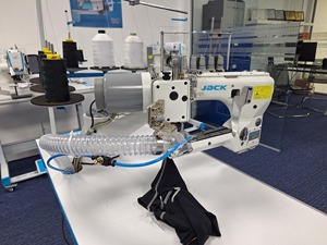 Machine à coudre industrielle à grande vitesse JACK 8740C à <span class=keywords><strong>quatre</strong></span> aiguilles et six fils pour sous-vêtements, tricots et vêtements - Product Image 6
