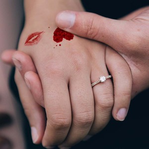 Tatuaggi temporanei a forma di cuore di San Valentino, adesivi di piccole dimensioni con motivi a cartoni animati per bambini, stencil per body painting e pittura facciale. - Product Image 5